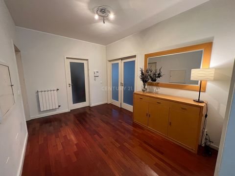 Appartement de 3 chambres dans une copropriété privée à Moreira Maia T3 inséré dans une copropriété privée avec jardin, terrain de football, court de tennis, salon et espace barbecue. Il est situé dans une zone avec toutes sortes de commerces (marché...