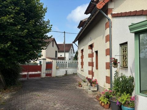 Liefde op het eerste gezicht voor dit charmante oude huis in de hoogten van de wijk Forges in Vierzon! 133 m2 woonoppervlak inclusief een grote entree, een keuken met kleine veranda, slaapkamer op de begane grond met aangrenzende kleedkamer, toilet, ...