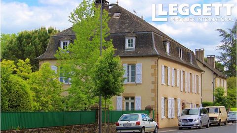 A32280JM19 - Gelegen op slechts een steenworp afstand van het centrum van Beaulieu-sur-Dordogne, een bloeiend middeleeuws stadje aan de oevers van de rivier de Dordogne, heeft dit klassieke maison de maître commercieel potentieel voor Bed and Breakfa...