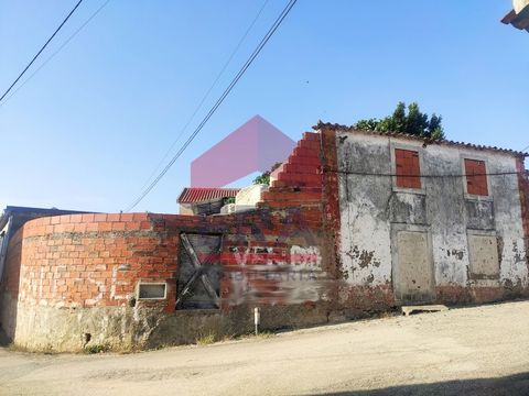 Haus zum Erholen. Liegt in einem ruhigen Wohndorf mit einfachem Zugang. 8 Minuten vom Zentrum von Lourinhã, 15 Minuten von Stränden wie Praia da Peralta, Praia da Areia Branca und 50 Minuten von Lissabon entfernt. Ausgezeichnete Investitionsmöglichke...