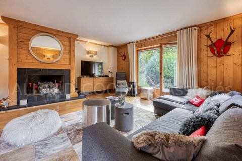 Op een steenworp afstand van het dorpscentrum en de gondel Le Chamois, groot duplex appartement van 114 m² met terras en privétuin. In een luxe condominium in chaletstijl, met lift, biedt dit prachtige appartement in perfecte staat: een entree met ga...