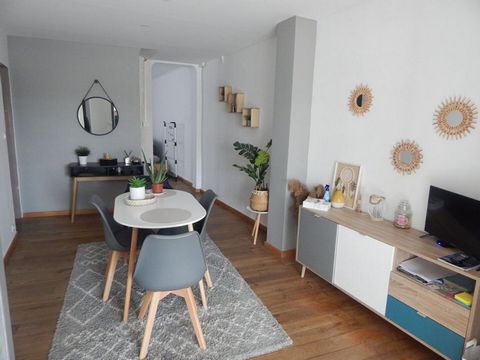 Immeuble de rapport A vendre, en exclusivité à Auberchicourt Un Immeuble de rapport divisé en 2 appartements de type T5 et T3 comprenant : Au rez-de-chaussée, un appartement de 77m² actuellement loué 550 euros, comprenant entrée, séjour/salon, cuisin...