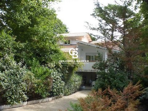 Coldwell Banker Immoba Realty Arcachon-Pyla présente une maison des années 80' située à proximité immédiate du Cercle de Voile, dans un emplacement typiquement Pylatais, au calme absolu, à moins de 10 minutes à pied des plages océanes. La maison de 1...