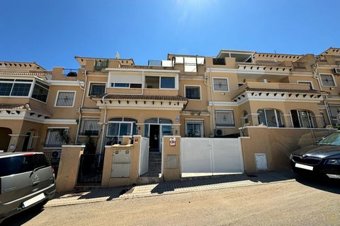 Exclusivamente a la venta con nosotros. Esta casa adosada de 3 dormitorios ubicada en la residencia Sol Golf en Orihuela Costa. La casa tiene 3 dormitorios, 2 baños, jardín delantero, patio techado y azotea. Debido a su conveniente ubicación, está ce...