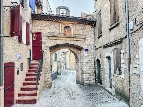 RIANS proche Cadarache Iter, 35 km d'AIX en pce. Au coeur du village, Appartement T 1/2 au 1 er étage 33 M² comprenant salon séjour cuisine, salle d'eau, wc, double vitrage. Belles prestations. Idéal primo accédant ou Investissement locatif 460 euros...