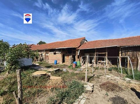 RE/MAX offre ai suoi clienti un'esclusiva casa rurale nel villaggio di Novo Selo. La casa si trova su un lotto di terreno con una superficie di 980 metri quadrati. Su un unico piano e dispone di una cucina con zona pranzo, tre camere da letto, un sem...