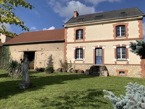 ALLEINMAKLER - Zu verkaufen in GERMIGNY, einem begehrten Dorf 4 km von GUEUX und seinen Annehmlichkeiten entfernt. Immobilienkomplex, der sich wie folgt zusammensetzt: HAUPTHAUS zum Renovieren, aus lokalen Steinen, Typ 6 mit ca. 238 m² Wohnfläche bes...