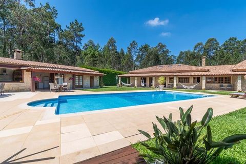 Located in Barcelos. Detached T8 house with 6 suites, 4 fronts, contemporary architecture with stone walls, typical of the Minho region, renovated 2 years ago and with all the amenities of a luxury Villa: Air conditioning, Central heating, Home Autom...