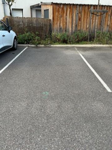 (69330) MEYZIEU Je vous propose à la vente une place de parking sécurisée dans un immeuble de standing situé au 25 route d'AZIEU à MEYZIEU, proche de école René Cassin. Idéal pour les automobilistes en quête d'un espace de stationnement sûr et pratiq...