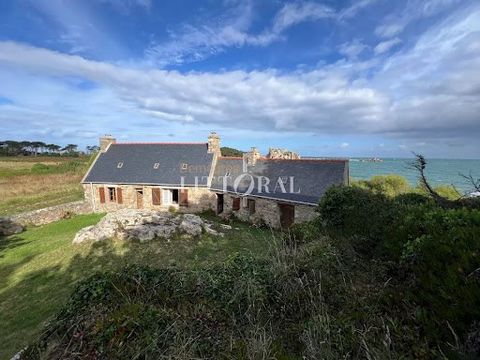 Discover this typical longhouse, nestled in a classified natural site. Surrounded by pebble shores, beaches, and majestic rocks, it offers an ideal setting for nature lovers. Nearby hiking trails will allow you to explore this wild and authentic envi...