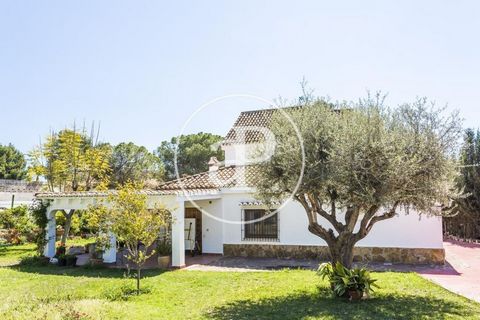 Maison de 212 m2 avec terrasse de 80m2 dans la région de Campolivar. La propriété dispose de 6 chambres, 2 salles de bain, piscine, cheminée, 2 places de parking, armoires intégrées, buanderie, jardin et électrique chauffage. Ref. VV1904020 Features:...