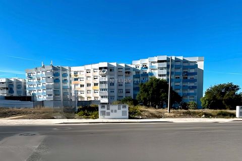 Opportunité idéale pour investir ou construire la maison de vos rêves ! Ce terrain urbain de 192 m² à Santo António da Charneca, Barreiro, a déjà un projet approuvé pour une maison de 230 m², en plus de 117 m² de sous-sol, 60 m² de grenier et 10 m² d...