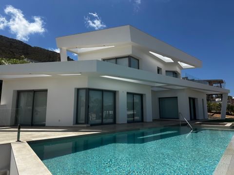 Ontdek deze spectaculaire villa met 2 verdiepingen in de gewilde wijk Cansalades in Javea. Met 4 slaapkamers, 3 badkamers, zwembad, garage en 3 terrassen combineert deze woning luxe, comfort en mediterrane stijl op een perceel van 1030 vierkante mete...