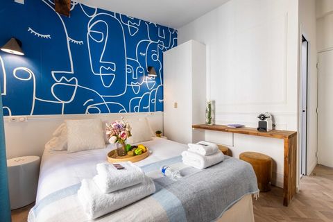 Checkmyguest vous propose cette petite chambre privative pleine de charme au 3ème étage d'un immeuble du 48 rue Rodier. Pouvant accueillir 2 personnes, ce cocon de 13 m² est idéalement niché dans le vibrant quartier de Pigalle - SoPi, au cœur du 9ème...