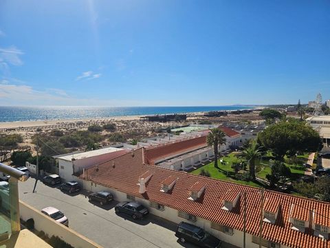 Nous vous présentons cet appartement d'une chambre situé dans le prestigieux Aparthotel Dunamar, un établissement 4 étoiles en bord de mer à Monte Gordo. Idéal pour ceux qui recherchent un investissement rentable et un espace parfait pour leurs vacan...