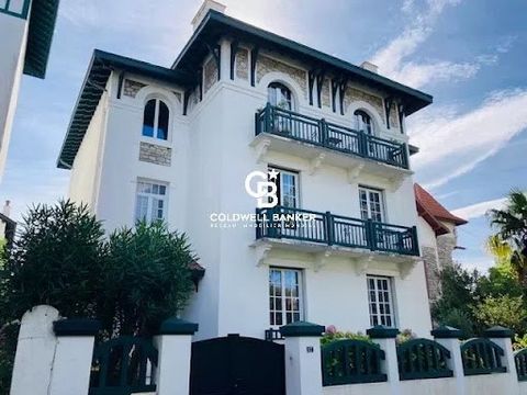 In a magnificent house from 1930 recently renovated. Spacious crossing apartment type T4 composed of: a double living room/living room of 35m2 opening onto a continuous balcony, a fitted and equipped kitchen, a toilet, three bedrooms including two of...