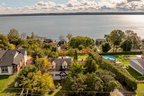 VUE PANORAMIQUE SUR LE FLEUVE ST-LAURENT. Offrez vous un spectacle à l'année beau temps mauvais temps ! Vous tomberez sous le charme de cette coquette propriété bien érigée de plus de 50pi de façade donnant sur le fleuve. Elle vous offre une immense ...