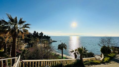 Située dans le quartier de Kusadasi Ladies Beach avec vue sur la mer et à 150 m. distance de la mer, la villa dispose de 2 chambres et 1 salon. Les revenus locatifs de notre villa, qui se trouve sur le site, sont élevés. Il a une vue magnifique sur l...