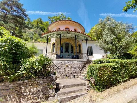 This 3-bedroom art deco house is perfectly situated to benefit from the magnificent views over the limestone gorge and its river access. Just a 10 minute walk into the beautiful mediaeval village where there are shops, schools, bars, restaurants and ...