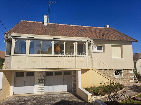 Située en plein centre de BESSE SUR BRAYE (72), à deux pas des commerces, cette belle maison vous séduira par son emplacement idéal et son cadre verdoyant. Implantée sur un grand terrain arborés de 1600m2, elle offre de multiples atouts pour profiter...