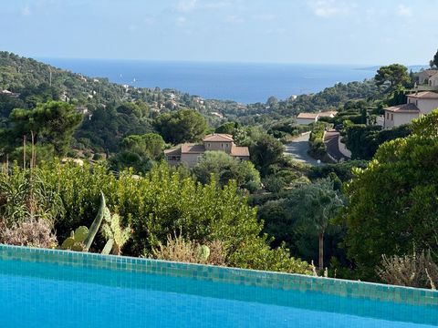 Les Issambres. Venez découvrir cette agréable villa située dans un cadre paisible, sur les hauteurs des Issambres, offrant une belle vue dégagée sur les collines et la mer, ambiance calme, idéale pour profiter de la douceur de vivre de la Côte d'Azur...