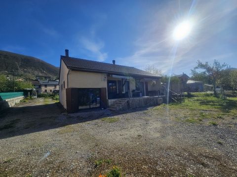 EIN EINSTÖCKIGES MIT AUSSICHT Dieses freistehende, einstöckige Haus liegt in einem sonnigen Dorf auf einem Grundstück von ca. 1290 m² und könnte genau das sein, was Sie suchen! Bestehend aus einem Wohnzimmer, einer Küche, drei Schlafzimmern, einem Ba...