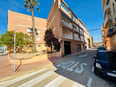 Descripción del objeto: El apartamento se encuentra en primera planta en un edificio con ascensor y tiene 55 m² superficie construida, distribuida en cocina americana con ventana al exterior, salón - comedor, un baño y un dormitorio. También dispone ...