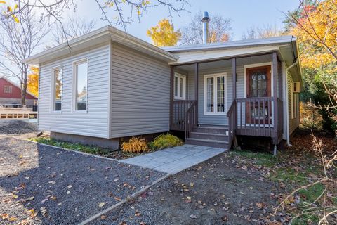 Découvrez cette charmante maison modulaire, idéalement située dans un quartier calme, offrant un équilibre parfait entre la quiétude de la campagne et la proximité de la ville. Cette propriété de plain-pied propose un espace de vie pratique et accuei...