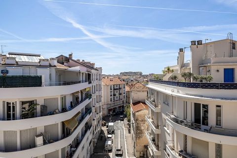 Bel appartement rénové dans le quartier Gambetta, à 15 minutes à pied du Palais des Festivals. La situation de l'appartement vous permettra de vous déplacer rapidement et facilement : EN AVION : Aéroport de Nice-Côte d'Azur (30km) EN AVION : Aéroport...