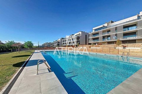 This brand new 147m2 penthouse is located in a newly built modern building with communal areas that include a swimming pool, a children's play area, a paddle tennis court and a garden. The orientation of the apartment is to the south, so it receives ...