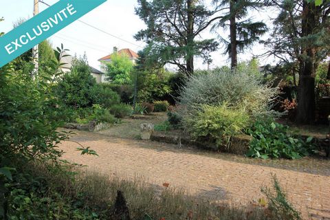 Située à Vihiers (Lys-Haut-Layon), cette maison bénéficie d'un environnement paisible en ville, offrant un cadre de vie agréable. À proximité immédiate se trouvent une école, un collège, idéal pour les familles. De plus, la maison est équipée de la f...