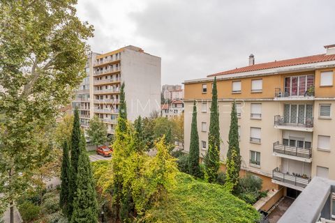 Architecture de 2008 pour ce charmant appartement situé dans une résidence calme et sécurisée, idéalement situé entre les quartiers des Chartreux et de Saint-Just. Ce bien de 45 m2, situé au troisième et dernier étage avec ascenseur, séduit par ses v...