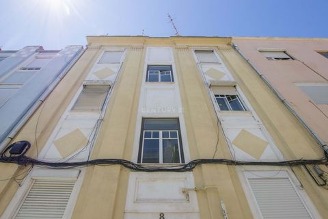 Venez découvrir le confort de ce charmant appartement, de 2 chambres + 1 à rénover, avec une accueillante terrasse de 16m2, situé dans un immeuble entièrement restauré, sur la Rua Martins Sarmento, n°8 à Penha de França à Lisbonne. L'appartement béné...