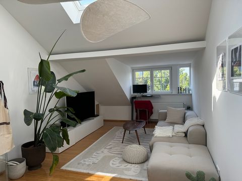 Die Wohnung ist eine schöne und gepflegte Dachgeschosswohnung (3. Stock) mit viel Licht, Dachfenstern und Balkon. 1-Zimmer Wohnung mit voll ausgestatteter Küche, Backofen, Spülmaschine, Waschmaschine, Trockner, Mikrowelle & Kaffeemaschine. Die Wohnun...