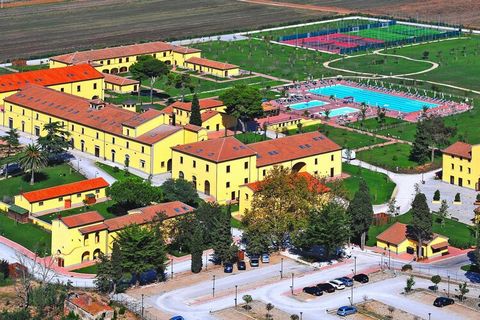 Nahe den Traumstränden des berühmten Golf von Baratti: Ehemaliger landwirtschaftlicher Gutshof, eingebettet in eine weitläufige und gepflegte Gartenanlage. Die 8 Gebäude wurden originalgetreu im toskanischen Stil restauriert und zu einem schönen Feri...