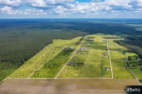 Ekskluzywna oferta dla miłośników przyrody i lotnictwa szukających bardzo przestronnej i wyjątkowej działki! Obok lasu, 50-hektarowa działka granicząca z prywatnym pasem startowym jest na sprzedaż pod budowę domu mieszkalnego i hangaru dla samolotu! ...