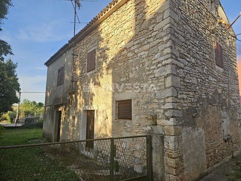 Kroatië, Istrië, omgeving Pula, unieke traditionele Istrische stenen huis 70m2. Slechts 6 km van de stad Pula, in het centrum van een klein Istrisch dorp in het zuiden van Istrië, is een traditioneel Istrisch stenen huis te koop met een totale woonop...