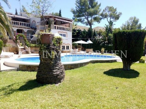 Casa a due piani con licenza di affitto a Santa Ponsa. Offre un ampio soggiorno, sala da pranzo, salotto con tavolo da biliardo e bar, cinque camere da letto, quattro bagni, bagno per gli ospiti, sauna e ampie terrazze. Il bellissimo giardino offre u...