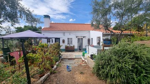 Ferme très bien située dans un hameau calme avec vue sur les montagnes. La propriété a une superficie totale de 4650m2, entièrement murée, et elle comprend trois constructions rurales enregistrées. Une ferme très complète, avec une grande variété d’a...