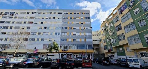 Oportunidade para adquirir este apartamento T3 com uma área de 70m2 na Praceta Glicínias em Agualva, Sintra. Apartamento situado no 3º andar com elevador, sendo composto por hall de entrada, sala comum, três quartos, instalação sanitária e cozinha. O...