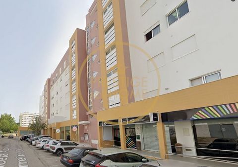 Este anuncio describe un elegante apartamento de 3 dormitorios, con vistas al mar en el horizonte, listo para entrar a vivir en alquiler anual, con una excelente ubicación en Faro, a solo 2 minutos a pie del Forum Algarve y de varios hipermercados y ...