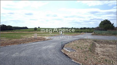 Situé à Louzac-Saint-André (16100), ce terrain bénéficie d'un emplacement privilégié dans un cadre paisible et verdoyant. La commune offre un environnement calme et préservé, propice à la détente et à la tranquillité. Les habitants peuvent profiter d...