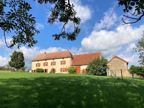 Dans un cadre paisible, ravissante demeure en pierres d'une surface habitable d'environ 240 m2, tout confort se composant : - Au rez-de-chaussée : un grand séjour avec cheminée en pierre avec poêle à bois, un salon, une cuisine équipée, une arrière c...