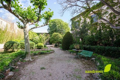 Uitstekend herenhuis uit 1846 gelegen in de stad Cabanes (Alt Empordà). Het ligt op 3 kilometer van de stad Perelada, op 5 kilometer van de stad Figueres en op 7 kilometer van het AVE-station van Vilafant (Figueres) en op 25 km van de grens met Frank...