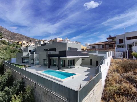 Esta espaciosa villa moderna se encuentra en una zona privilegiada de Benalmádena, cerca del Hospital Xanit, y disfruta de vistas despejadas hacia una zona protegida donde no se permite construir, garantizando privacidad y la tranquilidad de no tener...