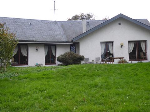 EXCLUSIVITE CAPIFRANCE, RARE à 5 minutes CHARTRES, agglomération très prisée, emplacement idéal pour cette MAISON de PLAIN-PIED de 178 m² habitables, sur un magnifique terrain clos et arboré de 3447 m² proche étang LUISANT, comprenant au rez-de-chaus...