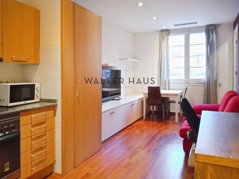 AVAILABLE DECEMBER. SEASONAL RENTAL. Bright 50m2 apartment in a building with elevator next to the upper part of Paseo de San Juan, close to Vila de Gràcia and Plaza Joanic. The property consists of a living-dining room with an integrated kitchen, eq...