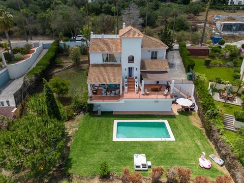 Welcome to this majestic independent villa located in the exclusive Zone F of Sotogrande Alto! This is a true real estate jewel that captures the essence of luxury and elegance in every corner. Built in 2002 and maintained in impeccable condition, th...