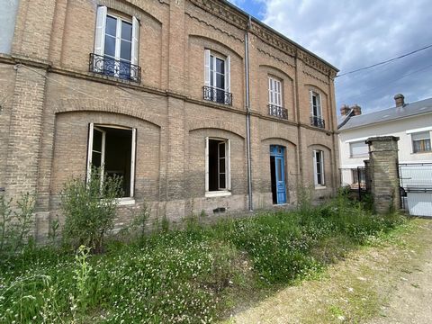 PRESTA'CONSEIL vous propose en vente à Saint-Pierre-lès-Elbeuf, cette charmante maison à transformer en plusieurs logements, au prix de 154.350€. Cette maison située dans un quartier calme en plein de coeur de Saint-Pierre-lès-Elbeuf, possède une sup...