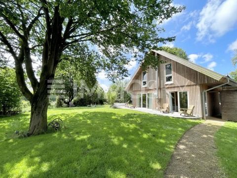 Diese traumhaft schöne und perfekt geschnittene Einfamilienhaus liegt in einem ruhigen Ort, in Grönwohld. Eine moderne, anspruchsvolle und individuelle Architektur zu realisieren ist hier hervorragend gelungen. Strahlungswärme durch innovative Fußbod...